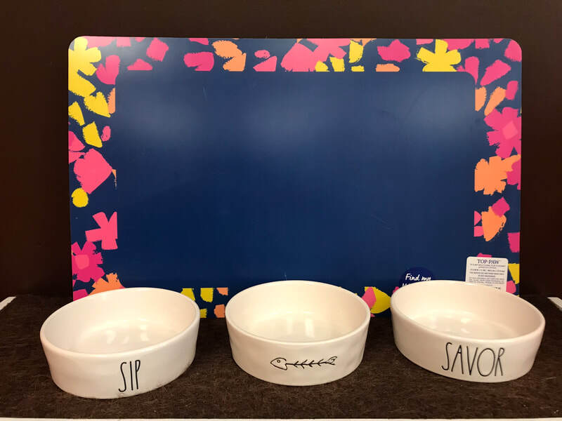 12. Placemat, 3 ceramic plates