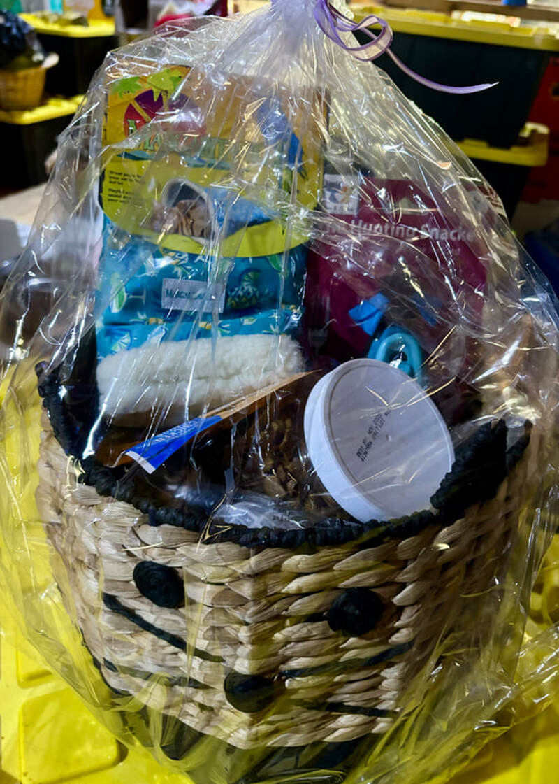 2. Cat Basket #2: Woven cat face basket, warm fleece sleeping bag, snack toy, hunting snack toy, delicious treats, and more!
