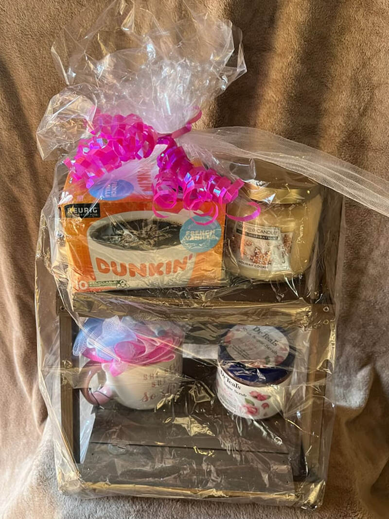 Raffle prize #10: Relaxation basket - coffee, candy, body scrub and loofah