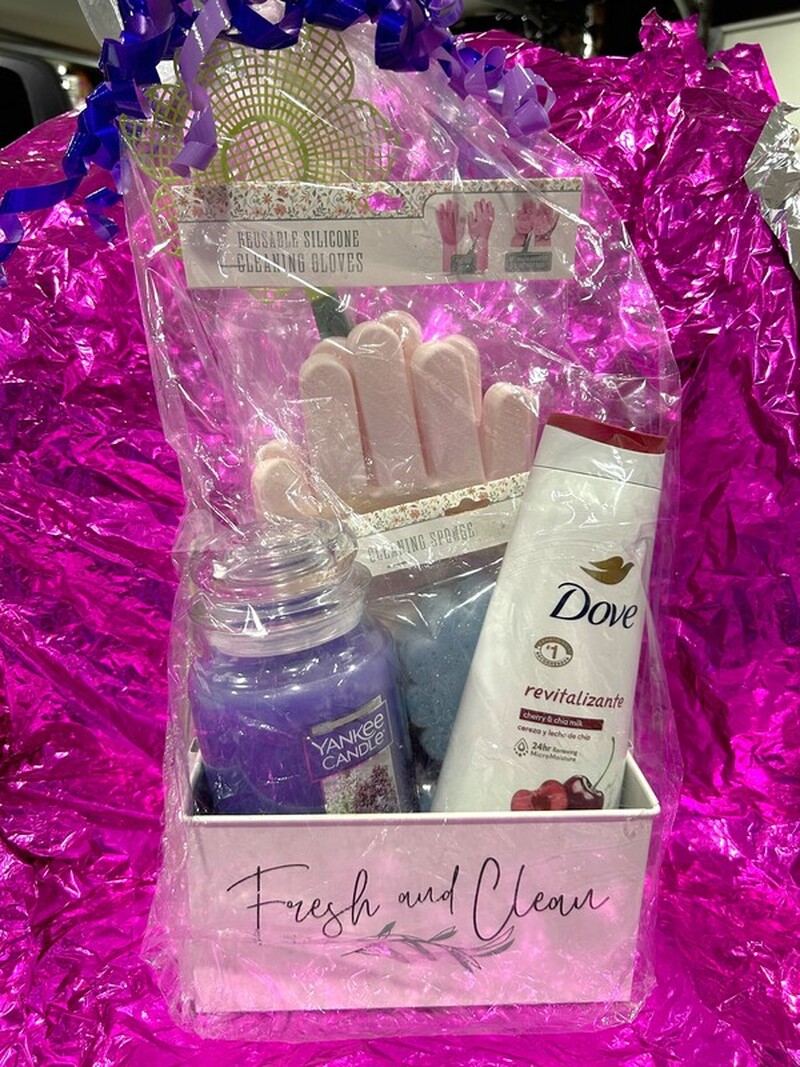 Prize #9 - Fresh & clean basket: Genuine Yankee candle, gardening gloves, Dove body wash and cleaning sponge